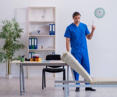 Klinikte çalışan genç bir doktor.