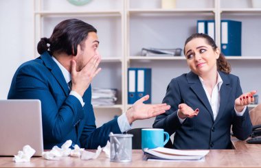 İşyerinde acı çeken iki çalışan.