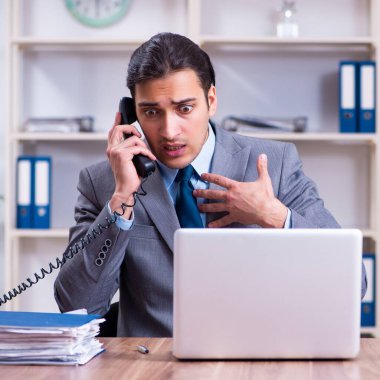 Genç erkek çalışan işinden kovuldu.