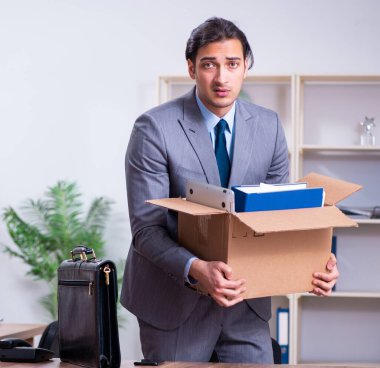 Genç erkek çalışan işinden kovuldu.