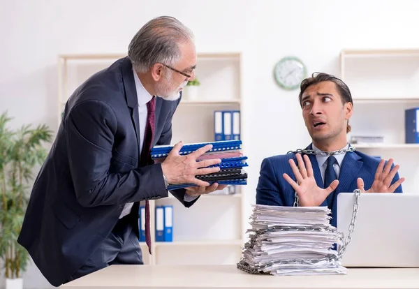 Old Boss Young Male Employee Office — Stock Photo, Image