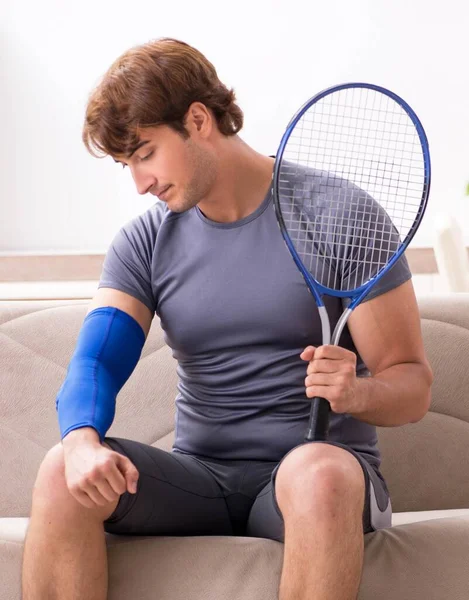 Injured Man Recovering Home Sports Injury — Stock Photo, Image