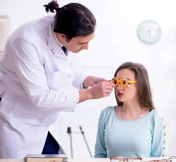 Young Woman Visiting Male Doctor Oculist — Stock Photo, Image