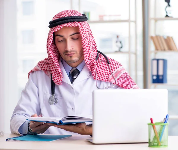 Arabski Lekarz Pracujący Klinice — Zdjęcie stockowe