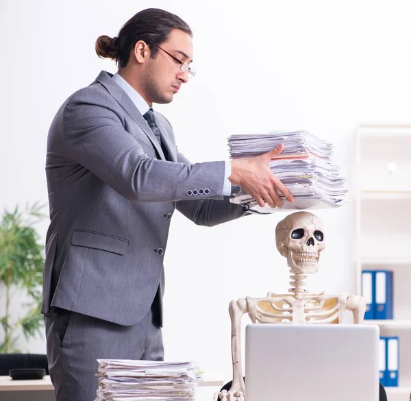 Young Employee Skeleton Office — Stock Photo, Image