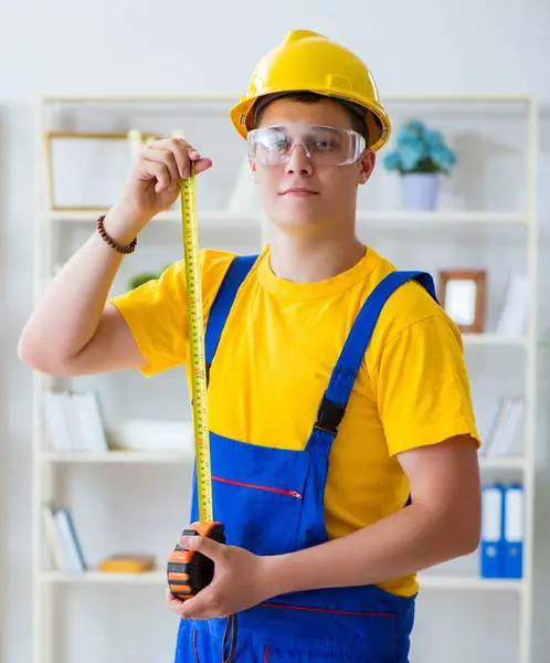 Der Junge Bauunternehmer Bei Reparaturarbeiten Büro — Stockfoto