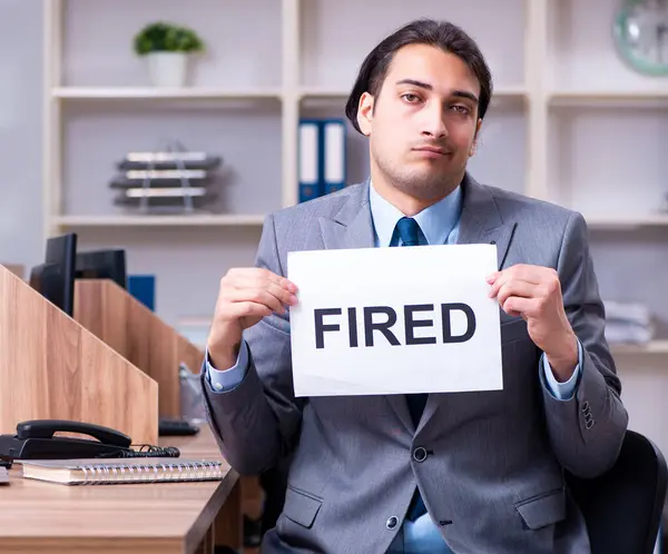 Joven Empleado Siendo Despedido Trabajo —  Fotos de Stock