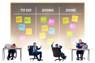 İş adamı görevlerle birlikte Kanban yönetim kurulunda çalışıyor