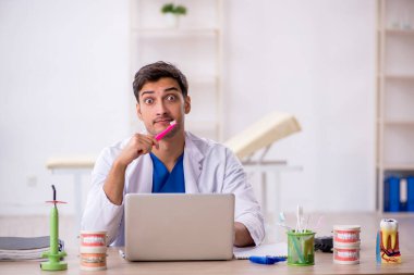 Hastanede çalışan genç bir dişçi.