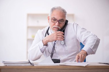 Teletıp konseptinde yaşlı bir doktor.