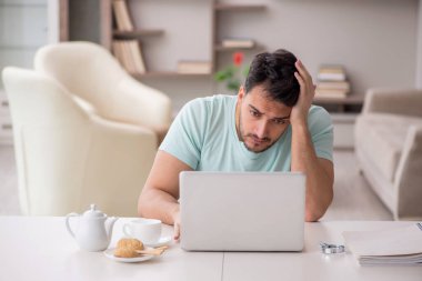 Salgın sırasında evden çalışan genç bir serbest çalışan.