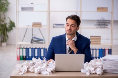 Beyin fırtınası konseptinde genç işadamı