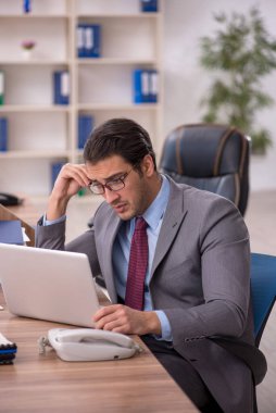 İş yerindeki genç işadamı