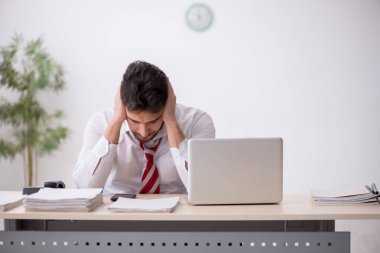 Ofiste çalışan genç bir çalışan.