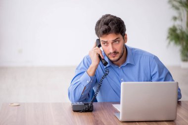 Ofiste çalışan genç bir çalışan.