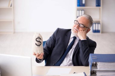 Eski maaş konsepti çalışanı.