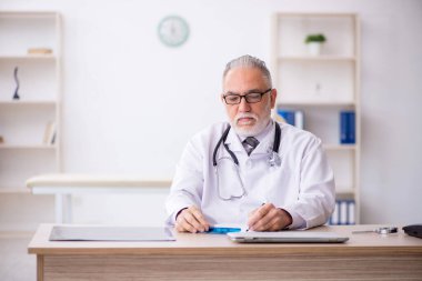 Hastanede çalışan yaşlı doktor.