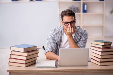 Sınıfta sınava hazırlanan genç bir öğrenci.