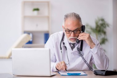 Teletıp konseptinde yaşlı bir doktor.