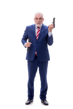 Silahlı, yaşlı bir polis memuru beyazları soyutladı.