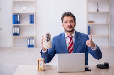 Maaş konsepti genç çalışanı