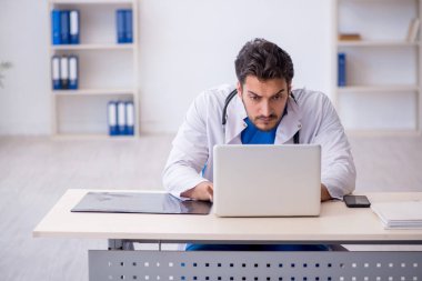 Teletıp konseptinde genç doktor