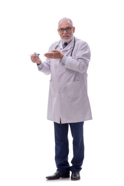 Yaşlı doktor beyazı izole etti.