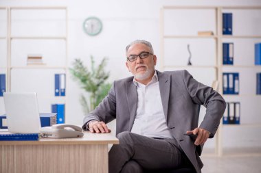 Ofiste çalışan eski bir çalışan.