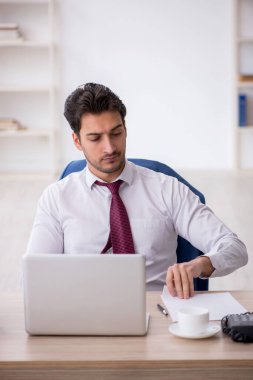 Ofiste çalışan genç bir çalışan.