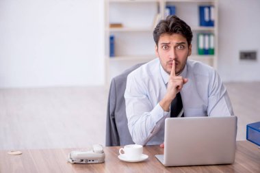 Ofiste çalışan genç bir çalışan.