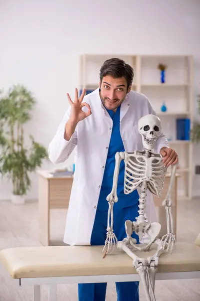 Joven Doctor Con Esqueleto Hospital —  Fotos de Stock