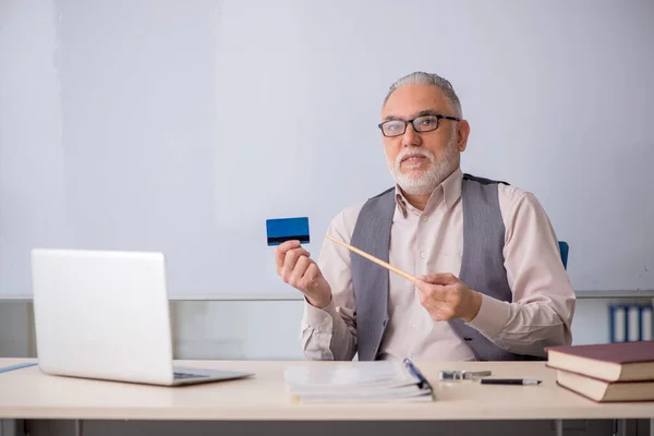 Old Teacher Holding Credit Card Classroom — Stock Photo, Image