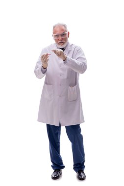 Yaşlı kimyagerin beyazı.