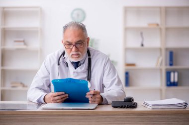 Hastanede çalışan yaşlı doktor.