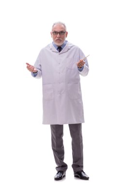 Yaşlı doktor beyazı izole etti.