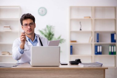 Teletıp konseptinde genç doktor