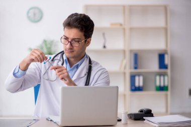 Klinikte çalışan genç doktor nörolog.