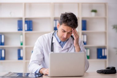 Teletıp konseptinde genç doktor