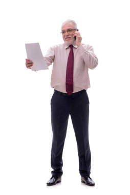 Yaşlı işadamı telefonda konuşuyor.