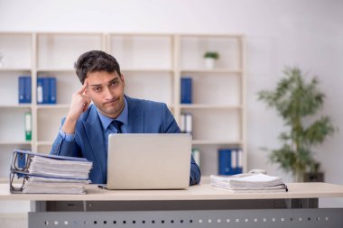 İş yerinde çalışan genç bir çalışan.