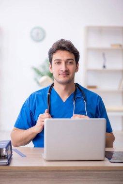 Teletıp konseptinde genç doktor