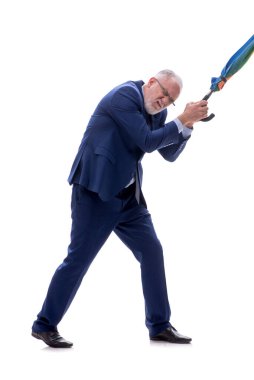 Yaşlı patron beyaz bir şemsiye tutuyor.