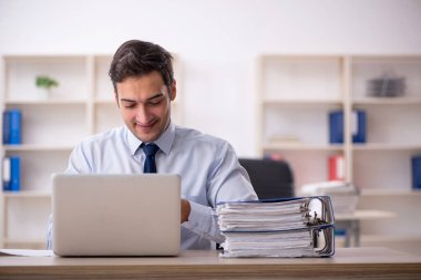 İş yerinde çalışan genç bir işadamı