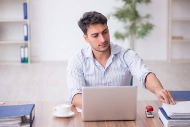 İş yerinde çalışan genç bir çalışan.