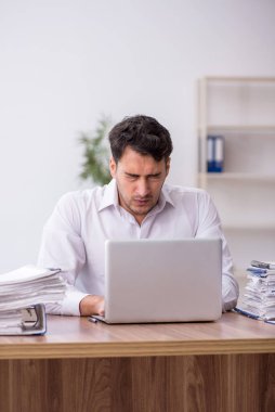 Genç çalışan işyerinde oturuyor.