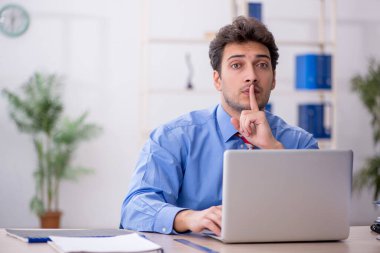 Ofiste çalışan genç bir çalışan.