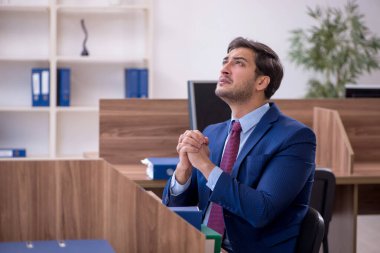 Ofiste çalışan genç işadamı.