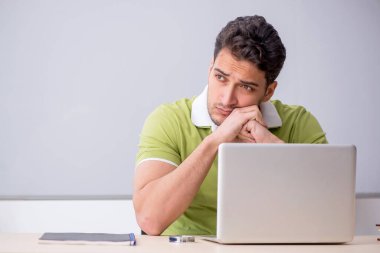 Telekulasyon konseptinde genç öğrenci