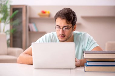 Evde sınava hazırlanan genç bir öğrenci.