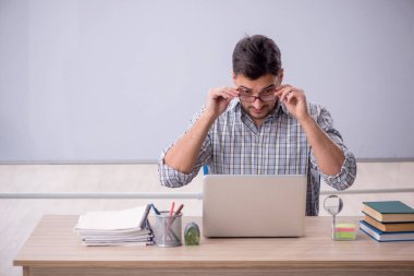 Tele-eğitim konsepti genç öğrencisi